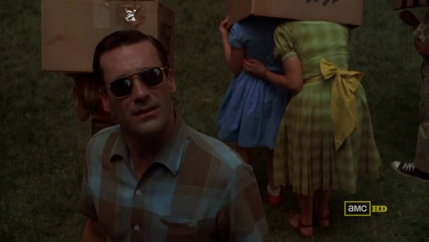 Don Draper observe une éclipse