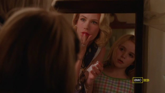 Betty Draper se prépare devant Sally