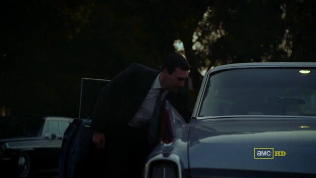 Don Draper sort de voiture