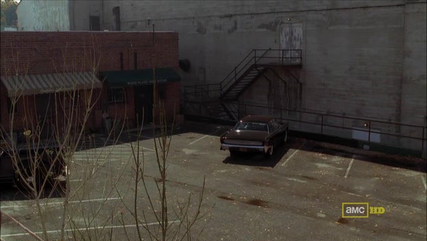 Une voiture attend