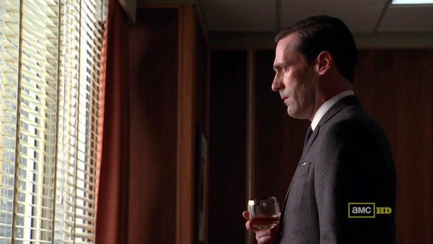 Don Draper savoure un whisky